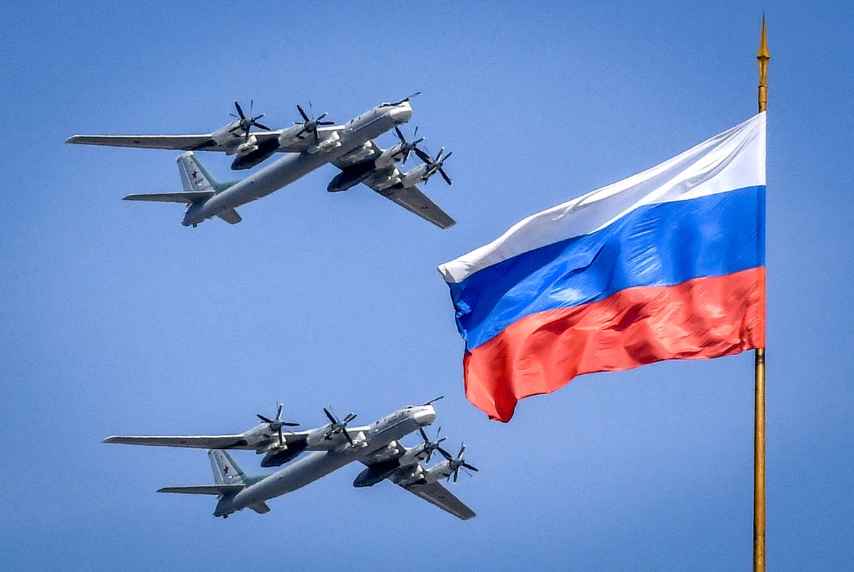 Russian Tupolev Tu-95 turboprop-powered strategic bombers fly above the Kremlin during a rehearsal for the Victory Day military parade in Moscow on May 4, 2018. - Russia celebrates the 73rd anniversary of the 1945 victory over Nazi Germany on May 9. (Photo by Yuri KADOBNOV / AFP) RUSSIA-HISTORY-WWII-VICTORY-DAY-PARADE-REHEARSAL