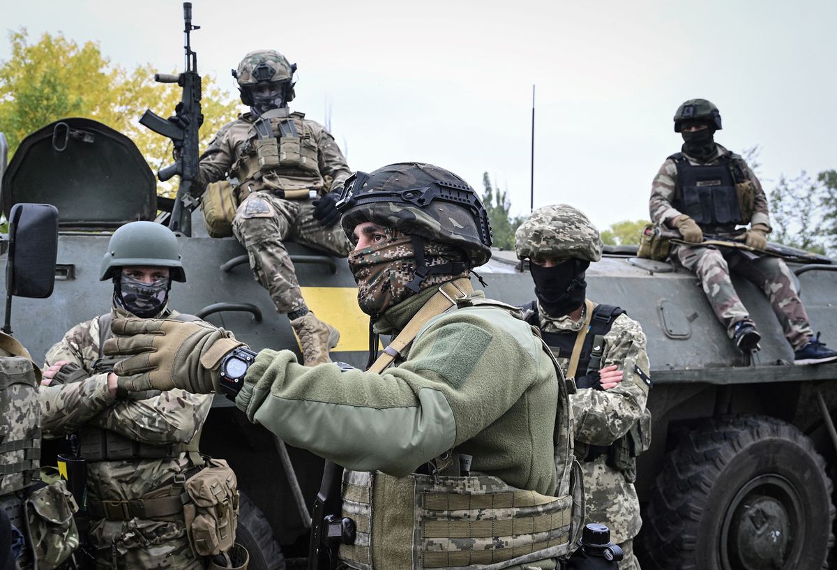 Servicemen of a territorial defence unit train during an exercise in Kryvyj Rih on September 28, 2022, amid the Russia invasion of Ukraine. (Photo by Genya SAVILOV / AFP)