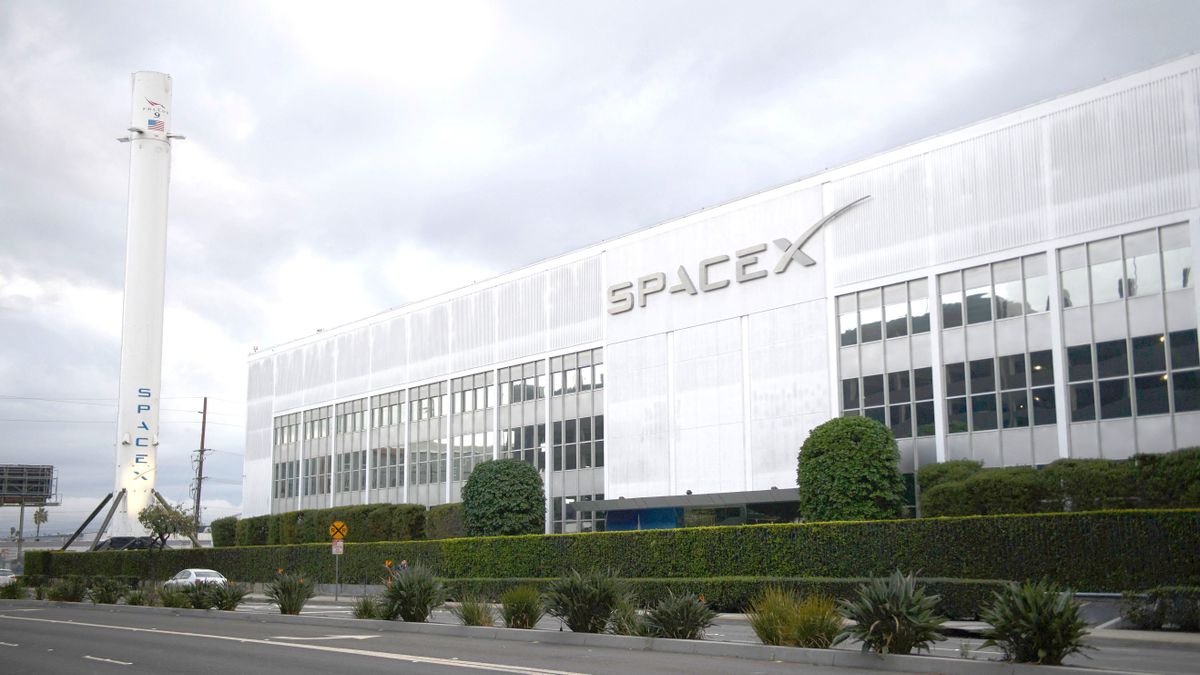 A Falcon 9 rocket is displayed outside the Space Exploration Technologies Corp. (SpaceX) headquarters on January 28, 2021 in Hawthorne, California. (Photo by Patrick T. FALLON / AFP) US-SPACE-SPACEX-AEROSPACE