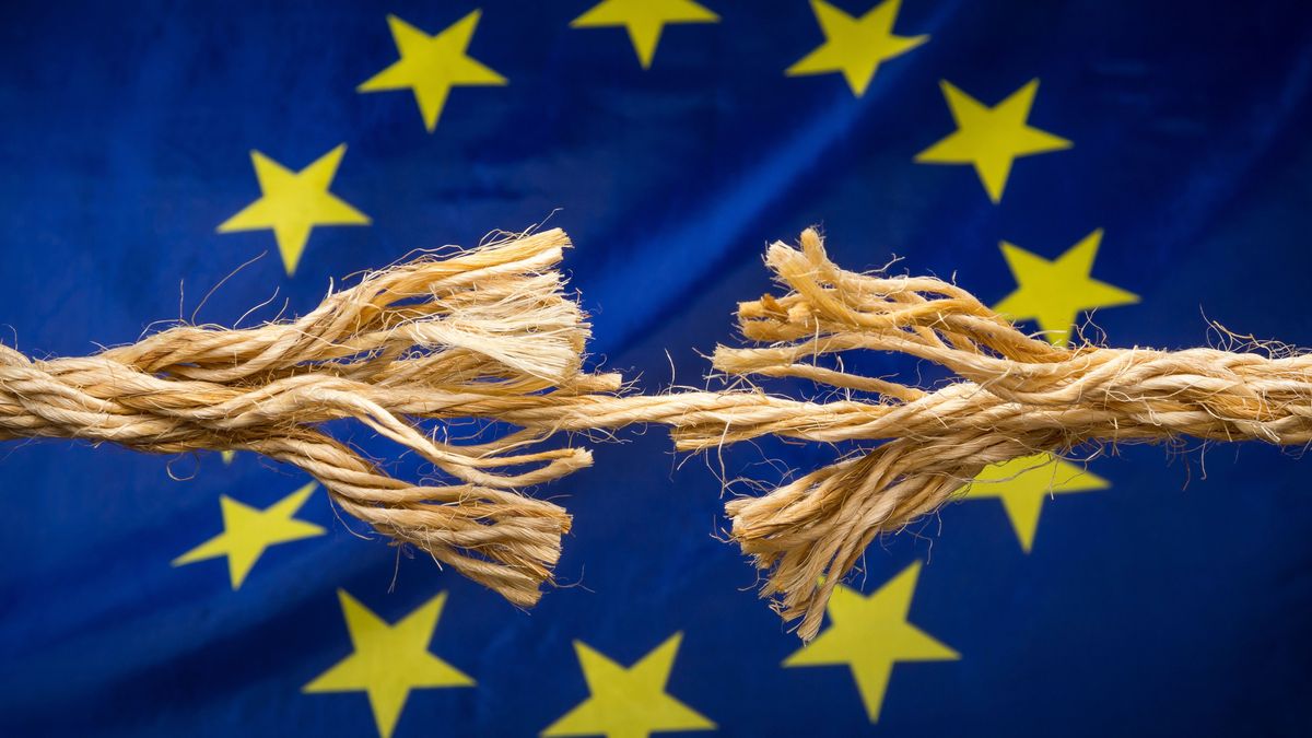 Frayed,Rope,Against,The,Flag,Of,European,Union Frayed rope against the flag of European Union Frayed rope against the flag of European Union