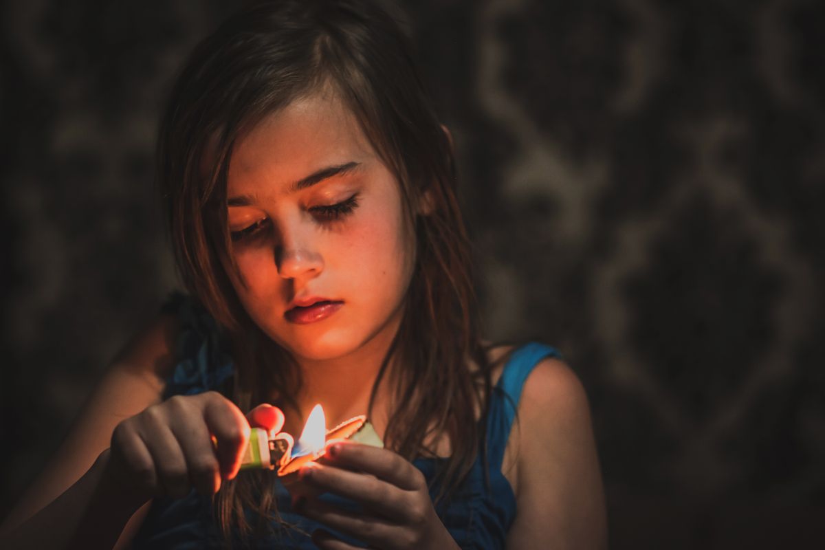 Girl Holding a Candle, An 11 year old standing in her living room attempts to light a candle with a lighter., áramkimaradás, áramszünet,