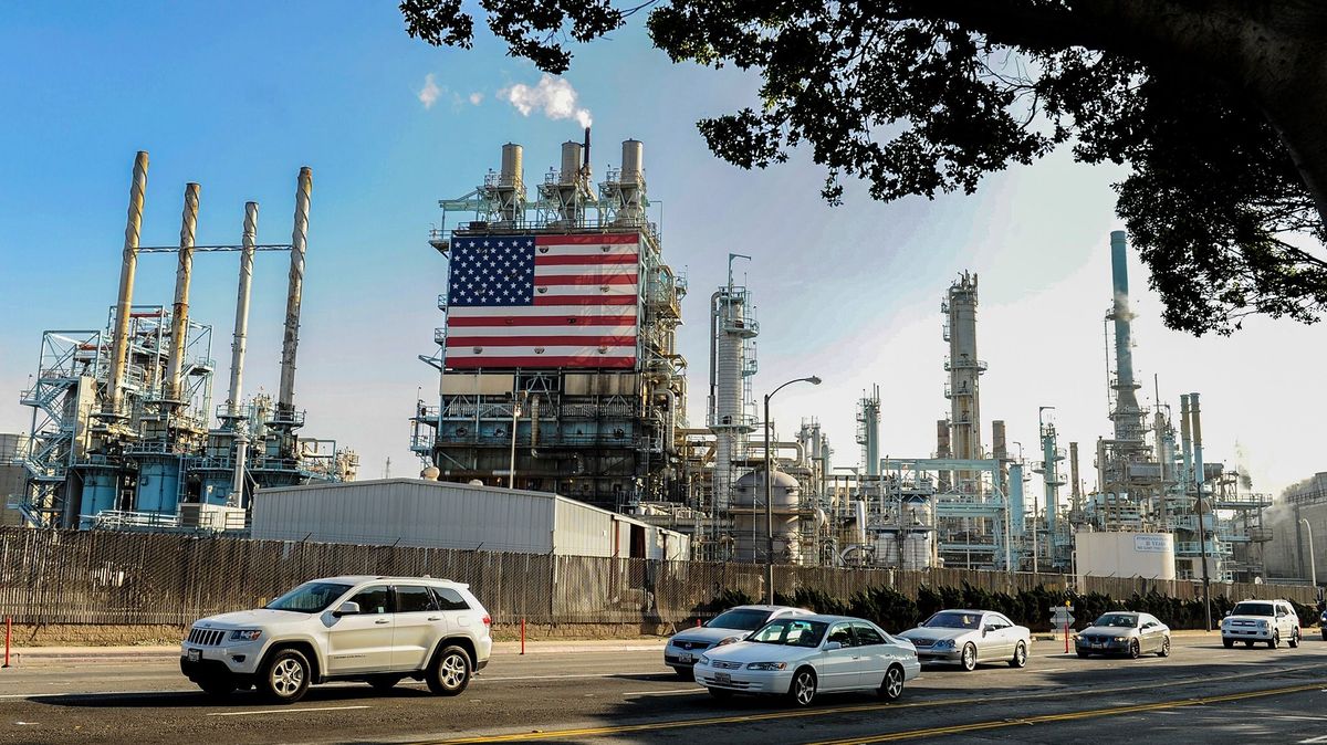 Union Steelworkers on Strike at Tesoro Refinery in Southern California