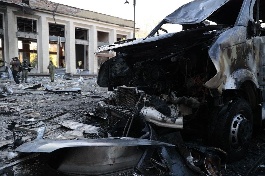 Donetsk administration building damaged in shelling