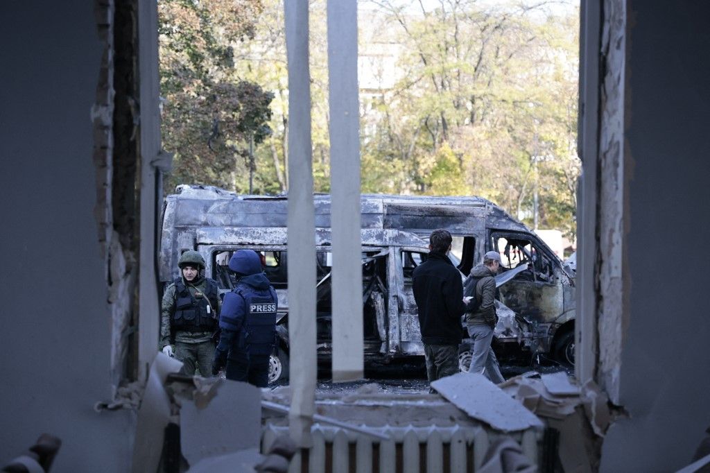 Donetsk administration building damaged in shelling