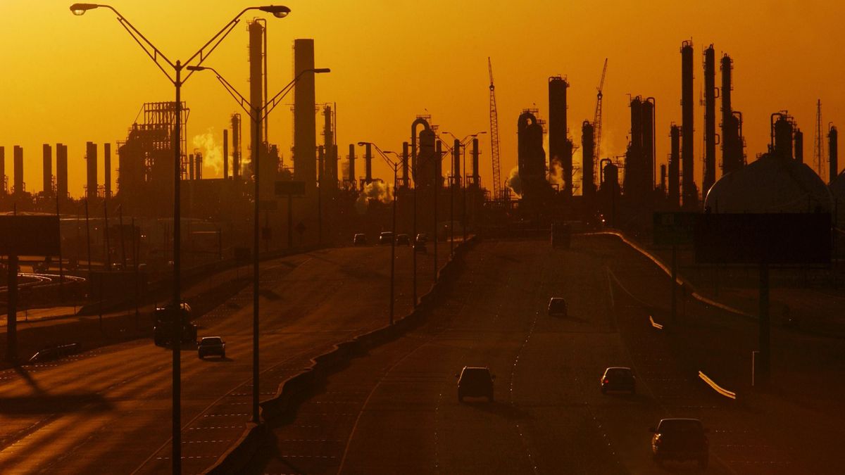 HOUSTON - APRIL 27:  General view of an oil refinery on April 27, 2003 in Houston, Texas.