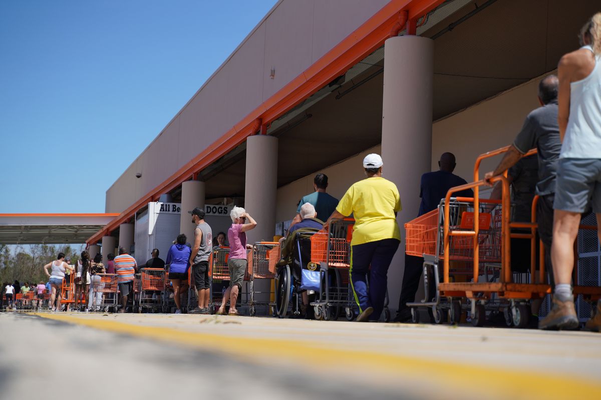 Hurricane Ian hits Florida, FORT MYERS, FLORIDA - SEPTEMBER 29: People line up outside a Home Depot for a new supply of generators and plywood in advance of Hurricane Ian in Fort Myers, Florida on September 29, 2022. (Photo by Lokman Vural Elibol/Anadolu Agency via Getty Images)
