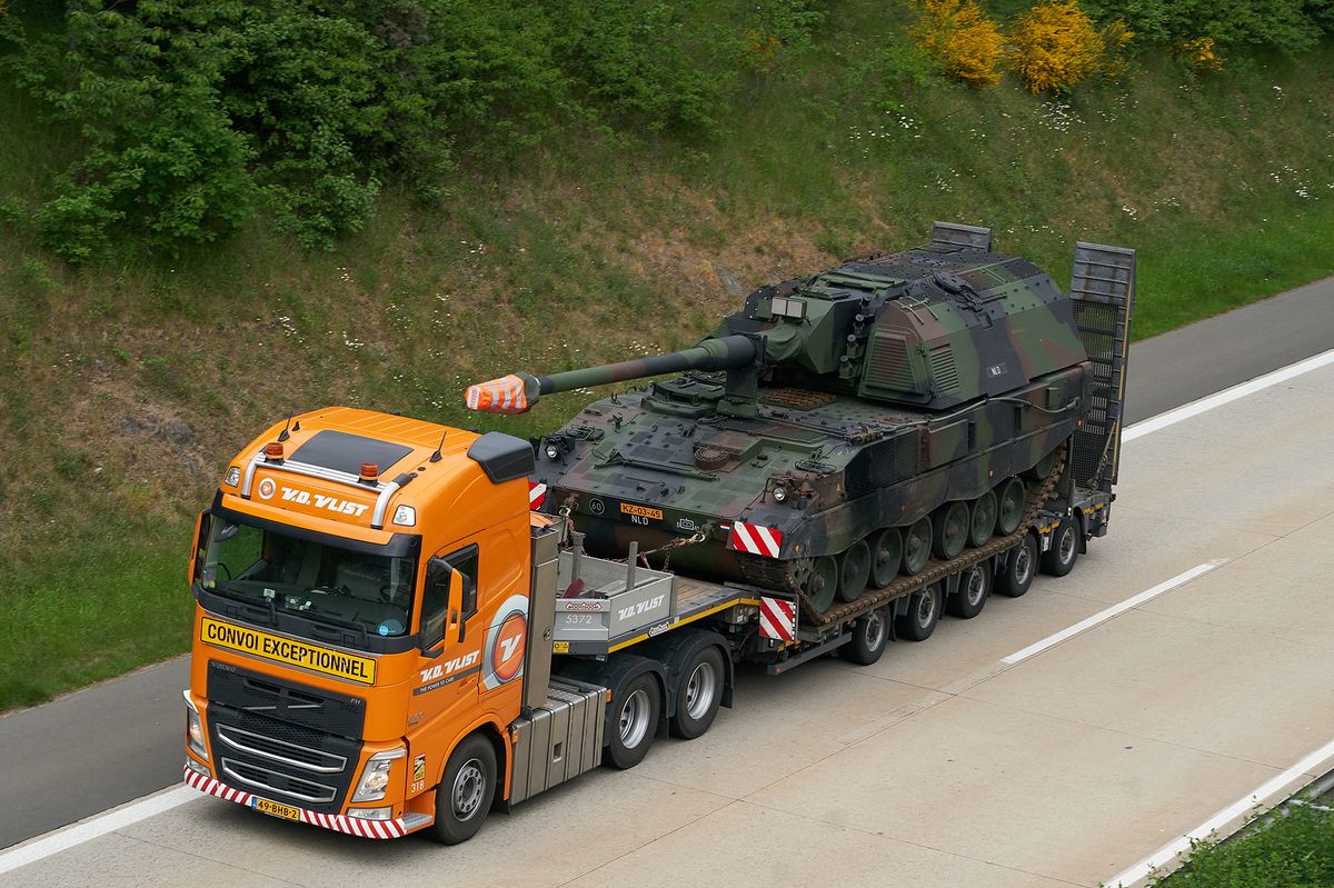 Dutch self-propelled howitzer 2000 on the A1