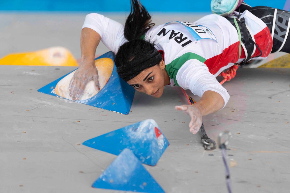 A handout picture provided by the International Federation of Sport Climbing (IFSC) shows Iranian climber Elnaz Rekabi competing during the women boulder finals of the Asian Championships of the IFSC in Seoul, South Korea. - Alarm grew on October 18, 2022 over the wellbeing of Iranian sports climber Elnaz Rekabi after she competed at an event in South Korea without a hijab in what some saw as a gesture of solidarity with the women-led protests at home. Rekabi, 33, in her first comment since the event on October 16 apologised on Instagram for the "concerns" caused and insisted that her bare-headed appearance had been "unintentional". She had come fourth representing Iran in the boulder and lead combined event at the Asian Championships in Seoul. (Photo by Rhea KANG / INTERNATIONAL FEDERATION OF SPORT CLIMBING / AFP) / == RESTRICTED TO EDITORIAL USE - MANDATORY CREDIT "AFP PHOTO / HO /International Federation of Sport Climbing" - NO MARKETING NO ADVERTISING CAMPAIGNS - DISTRIBUTED AS A SERVICE TO CLIENTS ==, irán, falmászó, hijab, haj