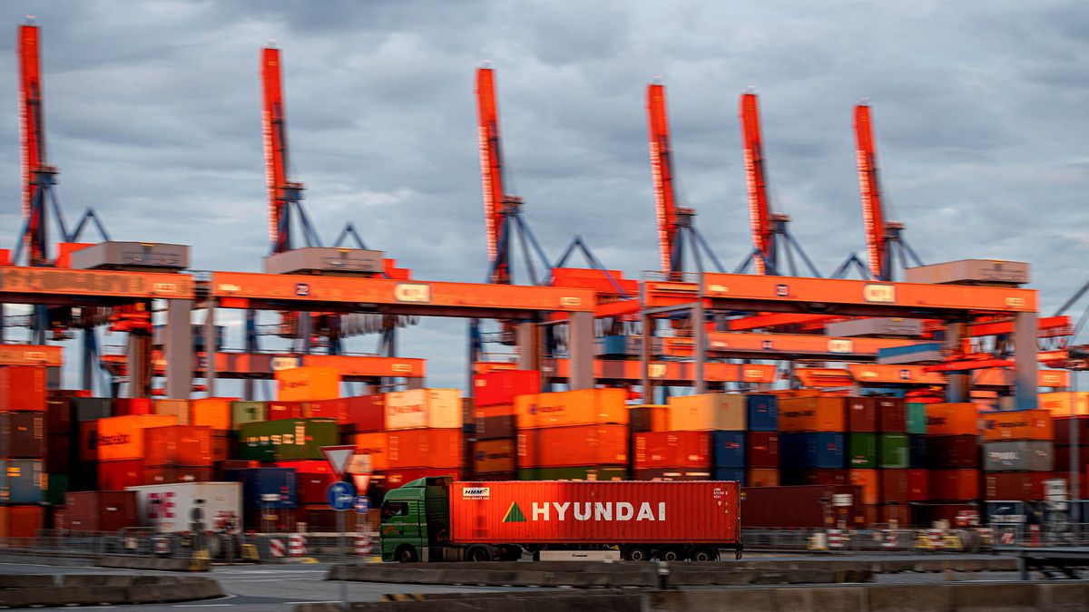 Container Terminal Altenwerder, 16 July 2020, Hamburg: Block storage facilities with gantry cranes (called Rail Mounted Gantry Crane or RMG) are illuminated by the setting sun at Container Terminal Altenwerder in the Port of Hamburg. Container gantry cranes can be seen in the background. Photo: Daniel Reinhardt/dpa (Photo by DANIEL REINHARDT / DPA / dpa Picture-Alliance via AFP) Container Terminal Altenwerder