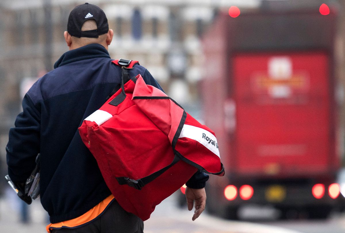 A postal worker leaves the Mount Pleasant sorting office in London on December 19, 2016. (Photo by Justin TALLIS / AFP)