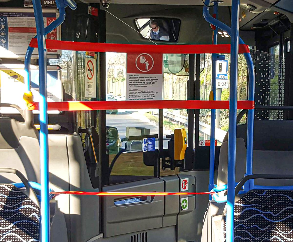 Budapest, 2020. március 16.
A koronavírus-járvány miatt a sofőrök védelmében lezárták a BKV buszok első részét.
