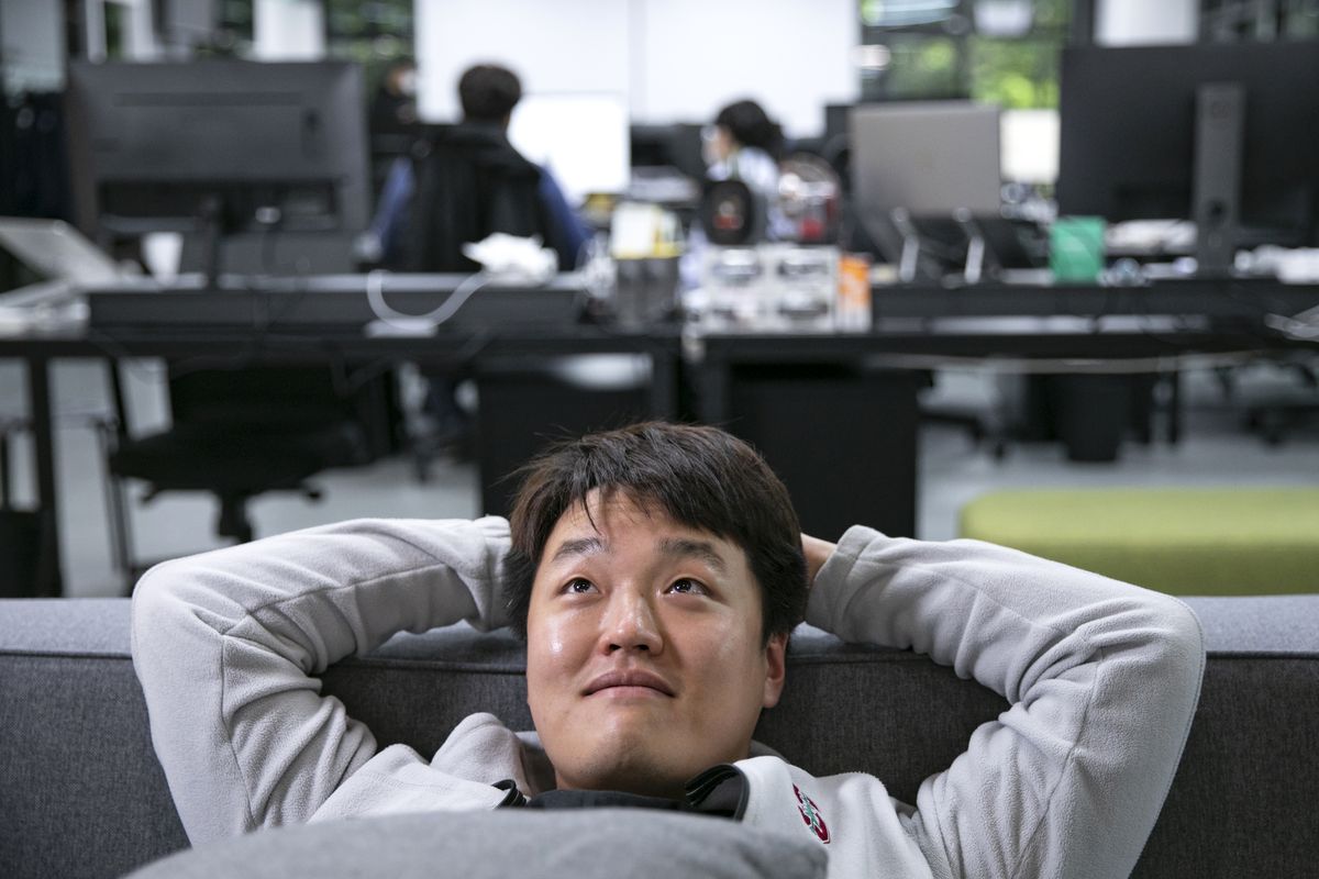Terraform Labs Co-Founder Do Kwon, Do Kwon, co-founder and chief executive officer of Terraform Labs, poses in the company's office in Seoul, South Korea, on Thursday, April 14, 2022. Kwon is counting on the oldest cryptocurrency as a backstop for his stablecoin, which some critics liken to a ginormous Ponzi scheme. Photographer: Woohae Cho/Bloomberg via Getty Images, kripto, 