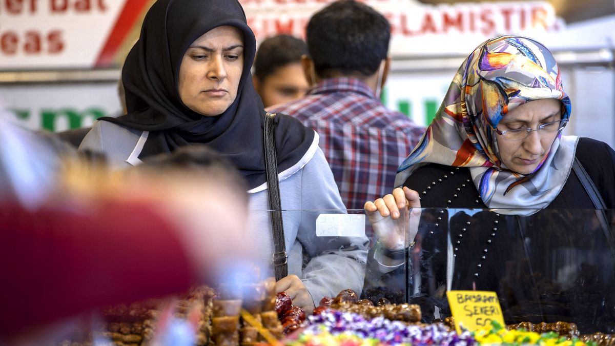 Eid al-Fitr preparations in Istanbul ISTANBUL, TURKIYE - APRIL 28: People flock to Spice Bazaar and Mahmutpasa, one of the frequented places of the city, to do shopping for upcoming Eid al-Fitr in Istanbul, Turkiye on April 28, 2022. Arif HĂĽdaverdi Yaman / Anadolu Agency (Photo by Arif HĂĽdaverdi Yaman / ANADOLU AGENCY / Anadolu Agency via AFP)