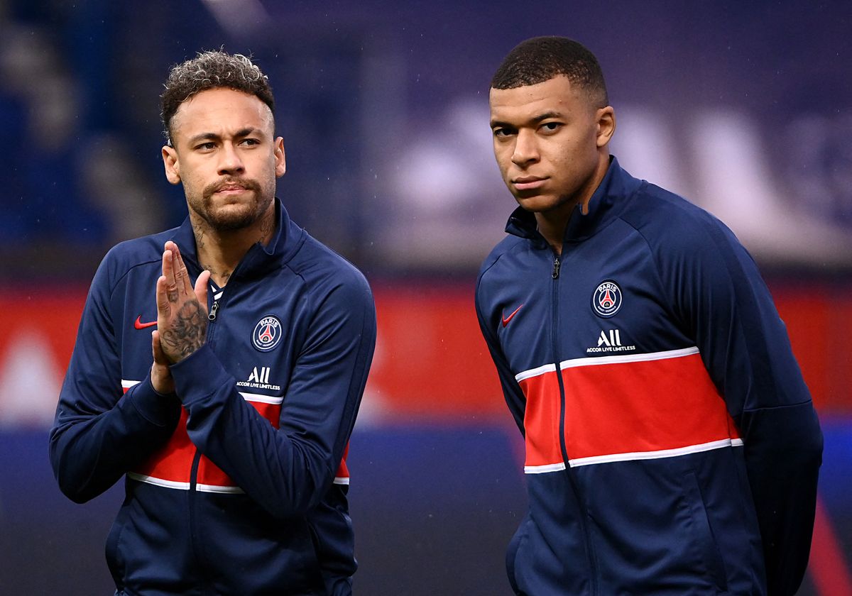 Paris Saint-Germain's French forward Kylian Mbappe (R) and Paris Saint-Germain's Brazilian forward Neymar look on during the French L1 football match between Paris Saint-Germain and Stade de Reims at the Parc des Princes stadium in Paris on May 16, 2021. (Photo by FRANCK FIFE / AFP)