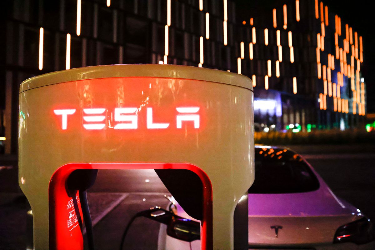 A Tesla model S is plugged into a Tesla supercharger in Berlin's Schoeneberg district on October 3, 2021. - With a big wheel, music and an appearance by CEO Elon Musk, Tesla is pulling all the stops on October 9, 2021 to win over opponents of its controversial new "gigafactory" near Berlin. Construction had begun under an exceptional procedure granted by authorities two years ago, but opposition from locals over environmental concerns have held up final approval for the plant. (Photo by Odd ANDERSEN / AFP) GERMANY-US-ECONOMY-AUTOMOTIVE-TESLA