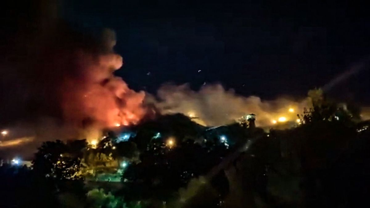 This image grab from a UGC video made available on October 15, 2022, reportedly shows flames and thick smoke rising from the Evin prison, in the northwest of the Iranian capital Tehran. - Cities across Iran have seen protests since 22-year-old Iranian woman Mahsa Amini died on September 16, after her arrest by the morality police in Tehran for allegedly failing to observe the Islamic republic's strict dress code for women. 