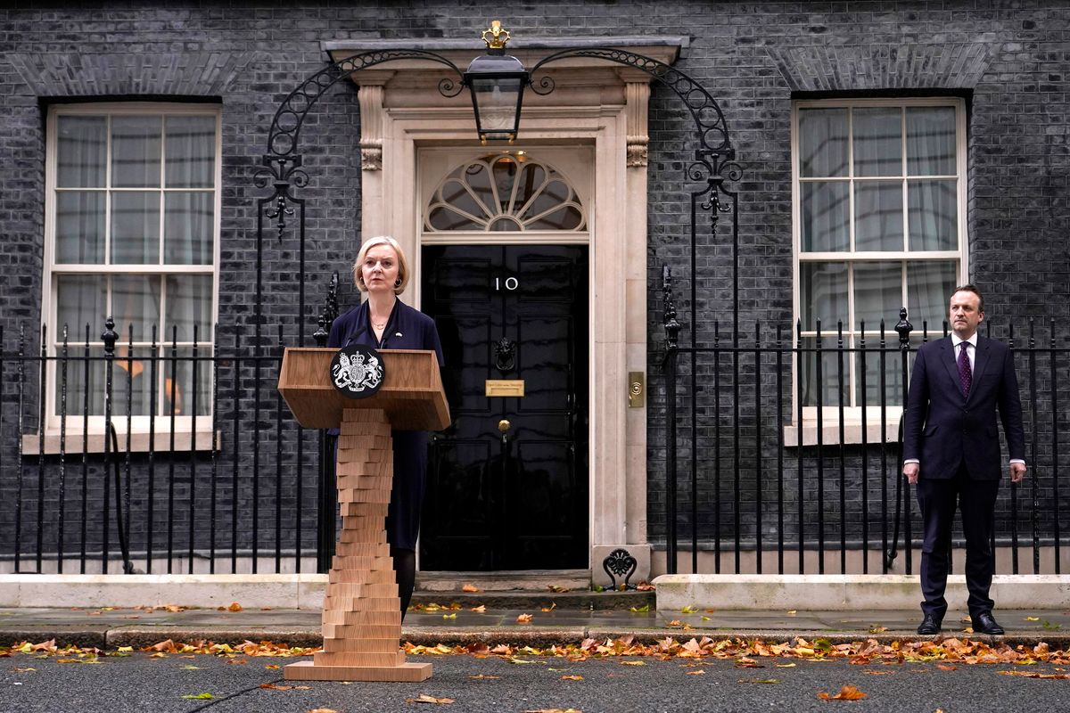 TRUSS, LizLondon, 2022. október 20.Liz Truss brit miniszterelnök bejelenti a lemondását a kormányzó Konzervatív Párt vezetői posztjáról a brit kormányfői rezidenciánál Londonban 2022. október 20-án. A lépés miniszterelnöki tisztségének megszűnését is jelenti.MTI/AP/Alberto Pezzali London, 2022. október 20.
Liz Truss brit miniszterelnök bejelenti a lemondását a kormányzó Konzervatív Párt vezetői posztjáról a brit kormányfői rezidenciánál Londonban 2022. október 20-án. A lépés miniszterelnöki tisztségének megszűnését is jelenti.
MTI/AP/Alberto Pezzali