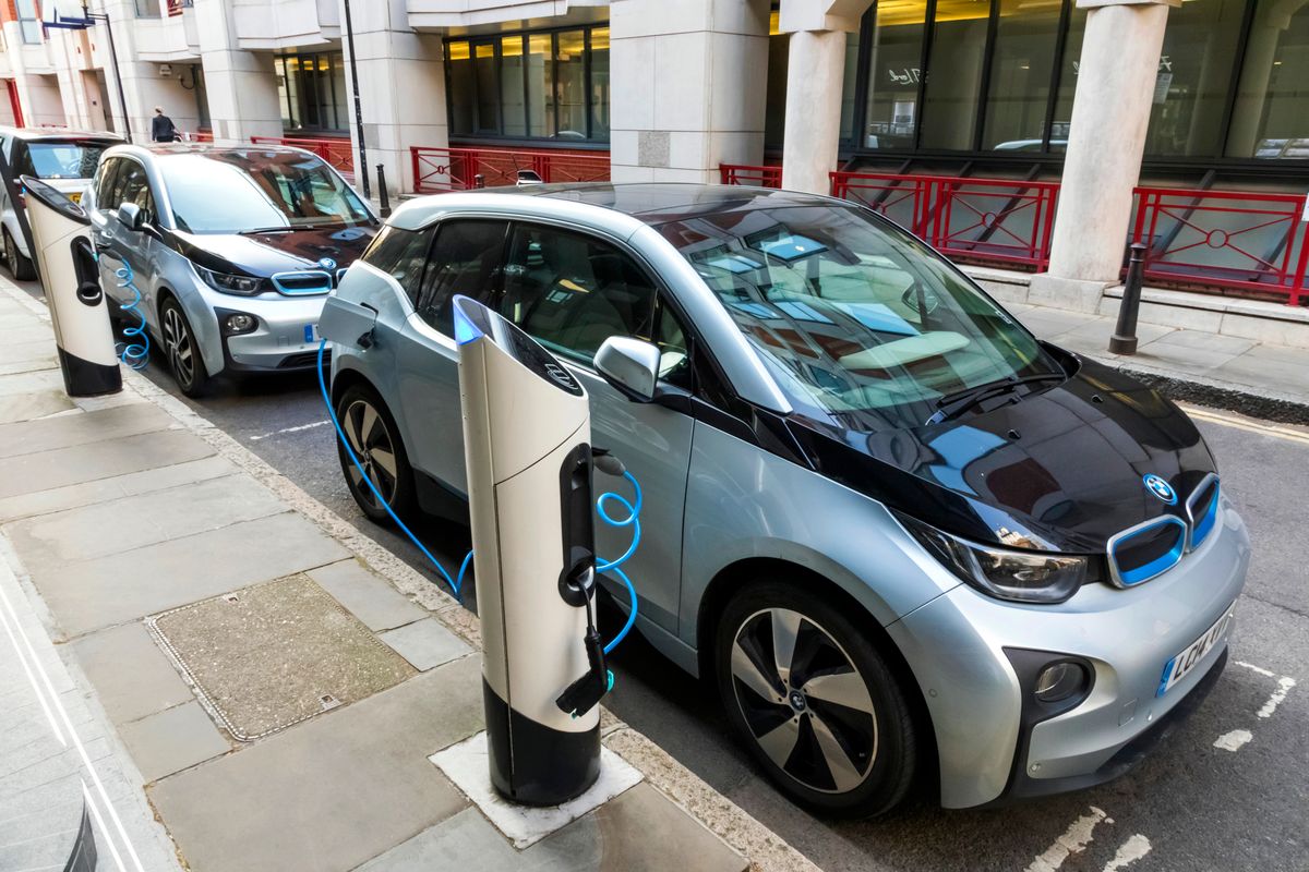 England, London, Electric Cars at Charging Point, England, London, Electric Cars at Charging Point, 30075022. (Photo by: Dukas/Universal Images Group via Getty Images)