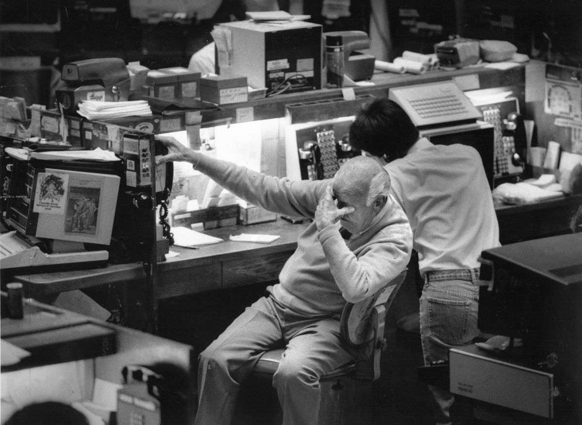 STOCKEXCHANGE-B-19OCT87-MN-SR - Pacific Stock Exchange on "Black Monday", the day the Stock Market fell 509 points in one day.  William Ferrell bows his head as the the Stock Market continues to fall.   Photo by Steve Ringman ;Ran on: 02-27-2005 ;&quo;Black Monday,&quo; 1987: Scene at the Pacific Stock Exchange Oct. 19, the day the Dow lost 509 points.