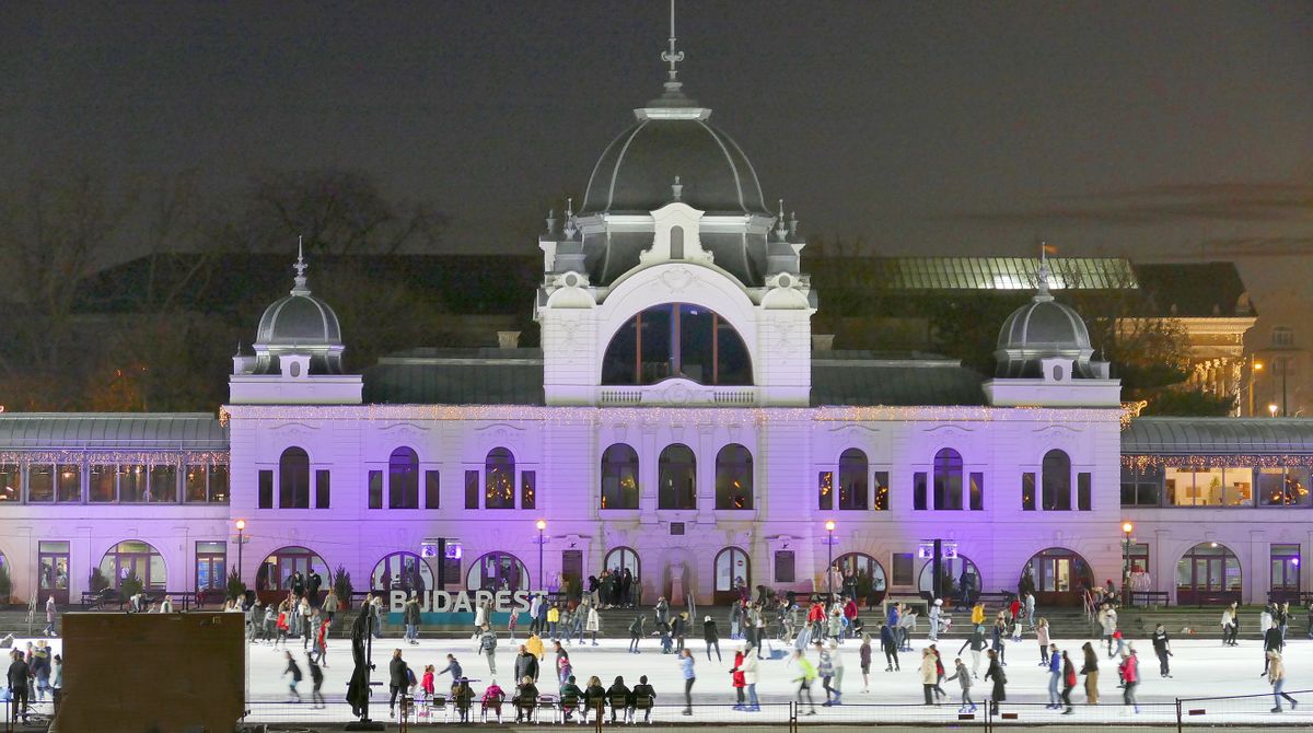 Budapest, 2022. február 10.
Esti megvilágításban korcsolyázók hétköznap a Városligeti Műjégpályán. A Városligeti-tó medrében illetve partján kialakított téli sportlétesítmény a főváros XIV. kerületében, a fagyasztott jégpálya 12 070 négyzetméter. A Műjégpálya főépülete az 1895-ben épült patinás Korcsolyacsarnok, amelyet színes fényekkel is megvilágítanak „jeges” idényben.

