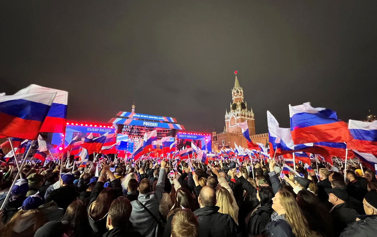People attend a rally and a concert marking the annexation of four regions of Ukraine Russian troops occupy - Lugansk, Donetsk, Kherson and Zaporizhzhia, at Red Square in central Moscow on September 30, 2022. (Photo by STRINGER / AFP) RUSSIA-UKRAINE-CONFLICT-ANNEXATION