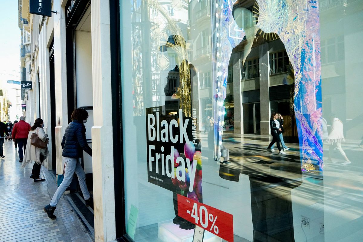 Mannequins are seen behind the Black Friday sale sticker at, MALAGA, SPAIN - 2021/11/26: Mannequins are seen behind the Black Friday sale sticker at Pull and Bear store in Malaga.In 2021, online commerce has grown by 71%  after consumers fear crowds and social gatherings amidst the covid-19 pandemic. (Photo by Francis Gonzalez/SOPA Images/LightRocket via Getty Images)