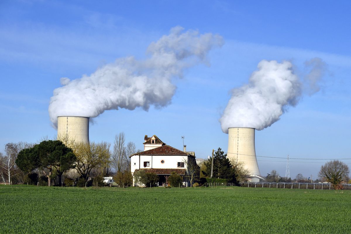 A photo taken on March 16, 2015 shows the Golfech nuclear power plant in the southwestern French town of Golfech.                        AFP PHOTO / PASCAL PAVANI (Photo by PASCAL PAVANI / AFP)