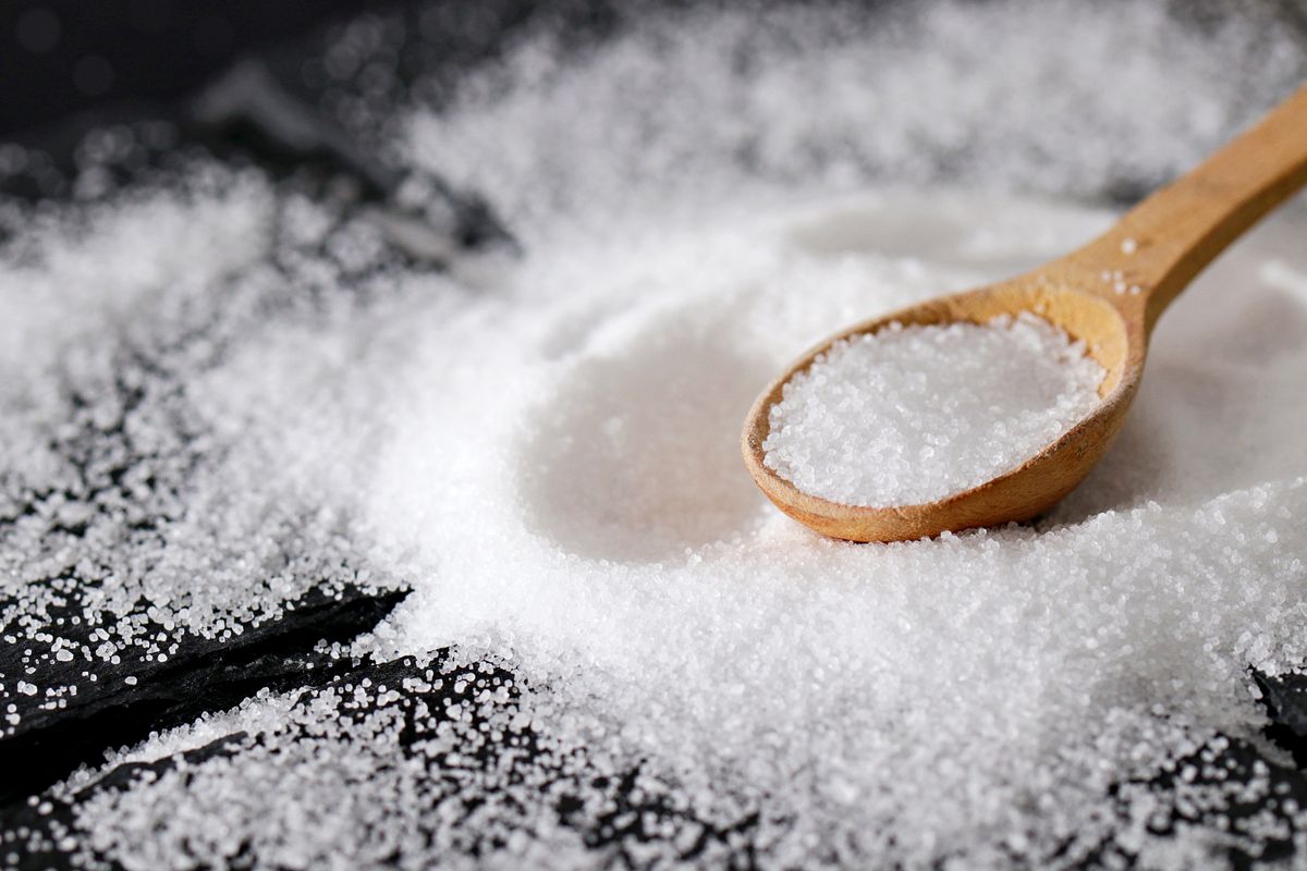 Close-up of powdered sugar in spoon on table, cukor , olaj, árstop, nav