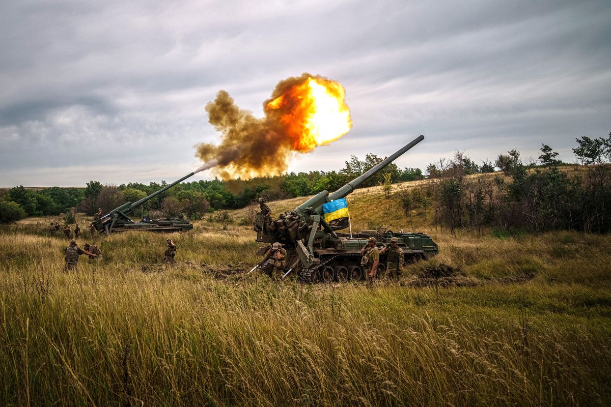 Ukrainian artillery unit fires with with a 2S7-Pion, a self-propelled gun, at a position near a frontline in Kharkiv region on August 26, 2022, amid the Russian invasion of Ukraine. (Photo by Ihor THACHEV / AFP) ukrán, tüzérségi, ágyú