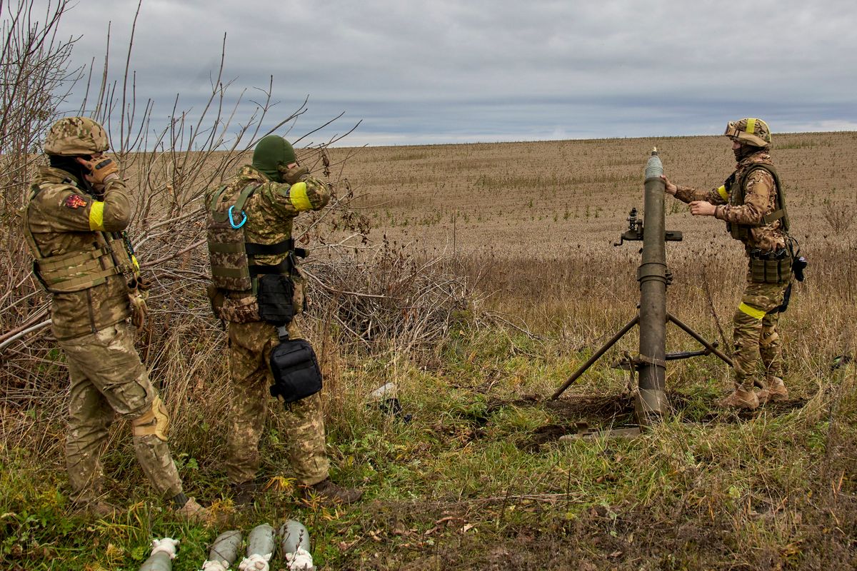 Harkiv, 2022. október 25.
Az ukrán nemzeti gárda katonái orosz állásokat lőnek aknavetővel a kelet-ukrajnai Harkiv térségében 2022. október 25-én.