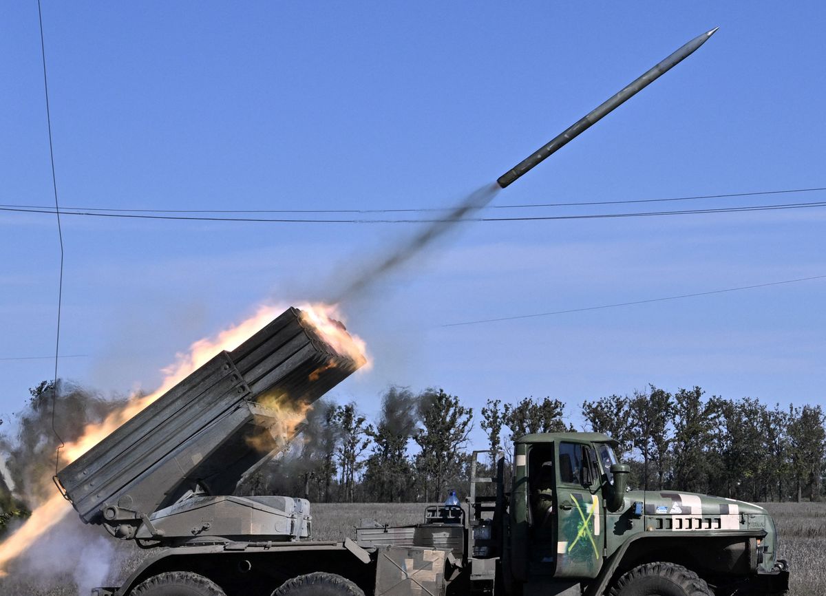 Ukrainian BM-21 'Grad' multiple rocket launcher fires a rocket towards Russian positions in an undisclosed location in the South of Ukraine on October 3, 2022, amid the Russian invasion against Ukraine. (Photo by Genya SAVILOV / AFP)