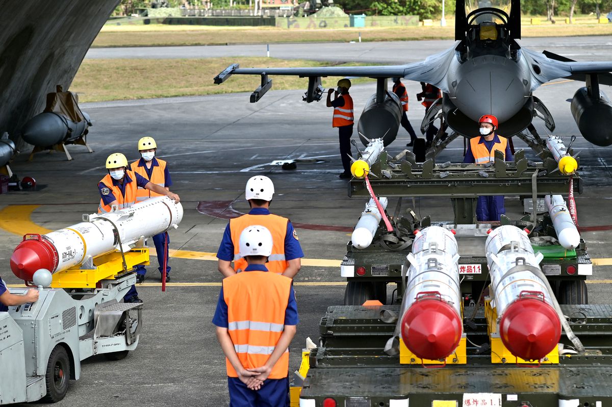 Air Force soldiers prepare to load US made Harpoon AGM-84 anti ship missiles in front of an F-16V fighter jet during a drill at Hualien Air Force base on August 17, 2022. (Photo by Sam Yeh / AFP) TAIWAN-US-CHINA-POLITICS-MILITARY