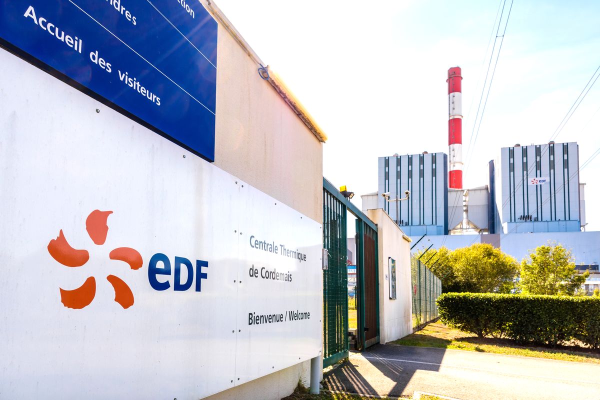 Cordemais,,France,-,September,20,,2022:,Welcome,Sign,And,Main, Cordemais, France - September 20, 2022: Welcome sign and main building of the EDF coal-fired power station of Cordemais near Nantes, Loire-Atlantique, on a sunny summer day.