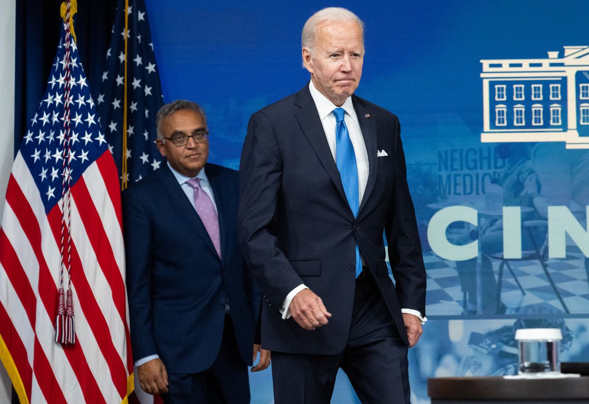 US President Joe Biden (R) arrives to deliver remarks ahead of receiving the latest Covid-19 booster shot in the South Court Auditorium of the Eisenhower Executive Office Building, next to the White House, in Washington, DC, on October 25, 2022. 