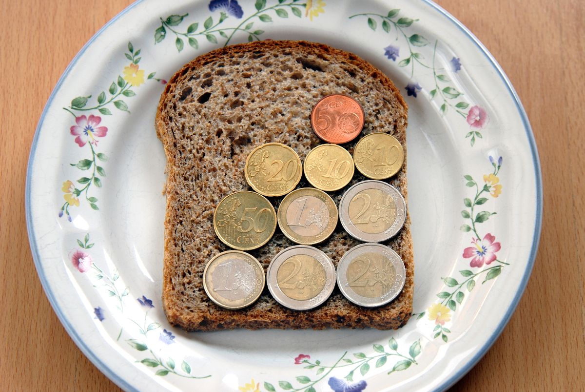 plate with slice of bread, inflation, fnfláció, 
