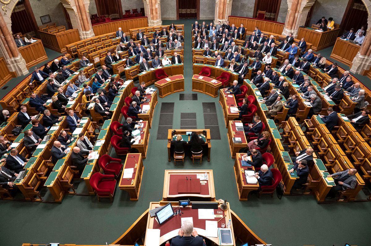 Budapest, 2022. október 3.Szavaznak a képviselők az Európai Bizottsággal való megegyezés érdekében a büntetőeljárásról szóló törvény módosításáról az Országgyűlés plenáris ülésén 2022. október 3-án.MTI/Szigetváry Zsolt Budapest, 2022. október 3.
Szavaznak a képviselők az Európai Bizottsággal való megegyezés érdekében a büntetőeljárásról szóló törvény módosításáról az Országgyűlés plenáris ülésén 2022. október 3-án. MTI/Szigetváry Zsolt
