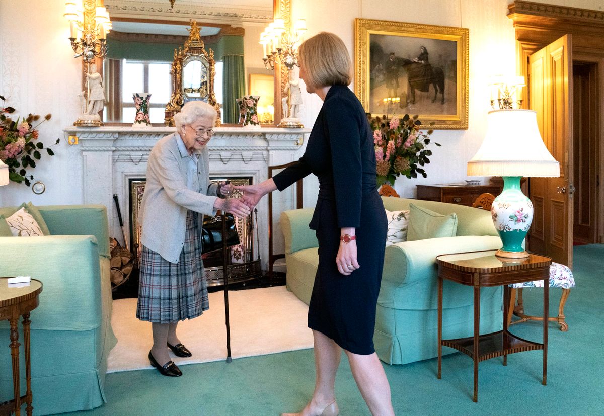 II. ERZSÉBET; TRUSS, Liz Balmoral, 2022. szeptember 6.II. Erzsébet brit királynő (b) audiencián fogadja Liz Truss volt külügyminisztert, a Konzervatív Párt új vezetőjét a skóciai uralkodói rezidencián, a balmorali kastélyban 2022. szeptember 6-án. A 96 éves uralkodó Boris Johnson miniszterelnök távozása után hivatalosan megbízta Trusst a kormányalakítással. A 47 éves Truss az Egyesült Királyság 56. miniszterelnöke, egyben a harmadik női kormányfő Margaret Thatcher és Theresa May után.MTI/EPA/PA Pool/Andrew Milligan Balmoral, 2022. szeptember 6.
II. Erzsébet brit királynő (b) audiencián fogadja Liz Truss volt külügyminisztert, a Konzervatív Párt új vezetőjét a skóciai uralkodói rezidencián, a balmorali kastélyban 2022. szeptember 6-án. A 96 éves uralkodó Boris Johnson miniszterelnök távozása után hivatalosan megbízta Trusst a kormányalakítással. A 47 éves Truss az Egyesült Királyság 56. miniszterelnöke, egyben a harmadik női kormányfő Margaret Thatcher és Theresa May után.
MTI/EPA/PA Pool/Andrew Milligan