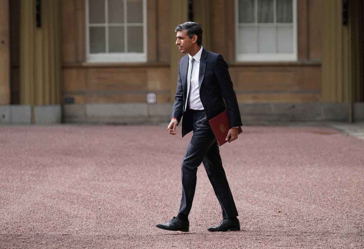 New Conservative Party leader and Britain's Prime Minister Rishi Sunak (L) leaves from Buckingham Palace in London on October 25, 2022, following an audience with King Charles III, where he was invited to form a government. - New British Prime Minister Rishi Sunak on Tuesday vowed to fix the errors made by his predecessor Liz Truss while warning of "difficult" decisions ahead. Speaking on the steps of Downing Street after being appointed premier by King Charles III, Sunak spoke of Truss's "noble" aims but said some "mistakes" had been made. 