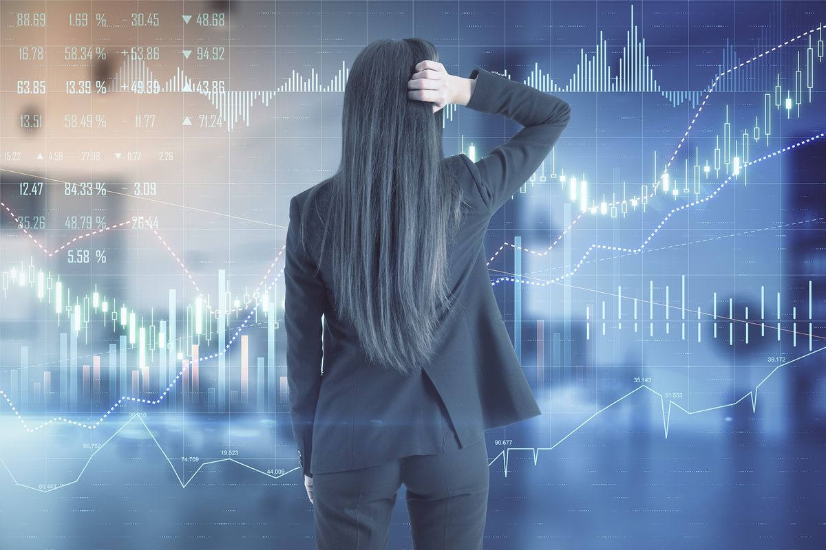 Thoughtful,Businesswoman,Back,Analysing,Stock,Market,Chart,Screen,With,Financial