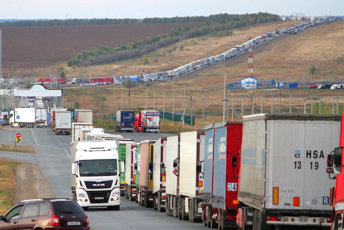 Cars (background) are seen queueing on the Russian side of the border with Kazakhstan near the Kazakh Syrym crossing point on September 27, 2022. - Russian President Vladimir Putin announced on September 21 a mobilisation of hundreds of thousands of Russian men to bolster Moscow's army in Ukraine, sparking demonstrations and an exodus of men abroad. (Photo by STRINGER / AFP) KAZAKHSTAN-RUSSIA-UKRAINE-CONFLICT