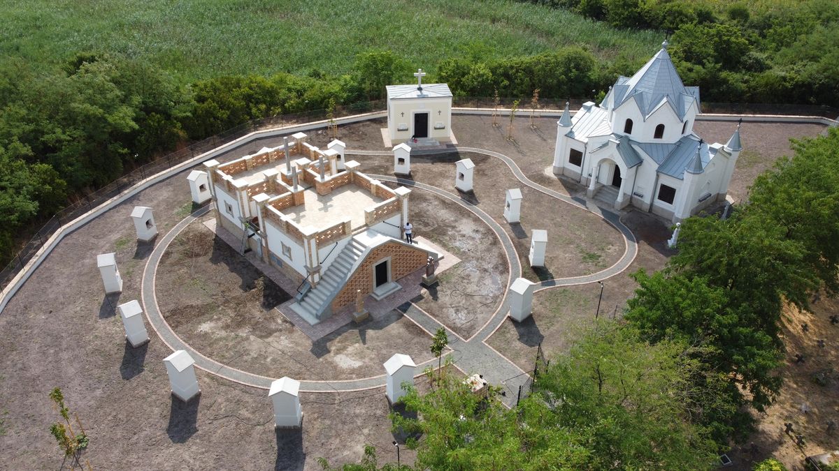 A Magyar Építőművészek Szövetségének Szakmai Külön…t álló Rónay sírkert helyreállítása Kiszombor