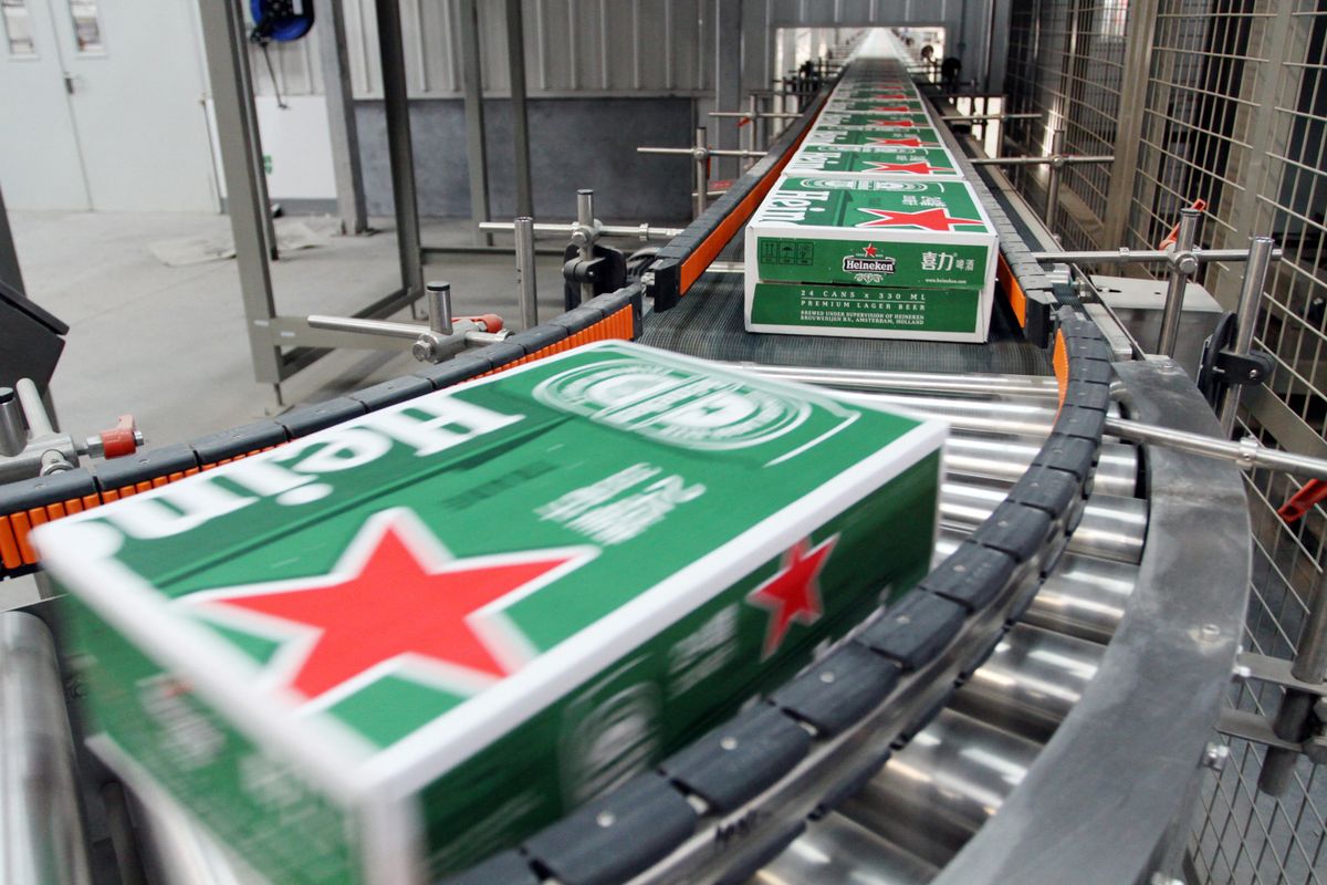--FILE--Cartons of Heineken beer are being produced on the assembly line at the Jiashan factory in Jiashan county, Jiaxing city, east China's Zhejiang province, 17 February 2016.Heineken said it signed a non-binding agreement with China Resources Enterprise Limited and China Resources Beer Holdings and will become a minority partner with a 40 percent stake in the holding company CRH (Beer) Limited. As part of the partnership, Heineken China's current operations will be combined with CR Beer's operations and Heineken will license the Heineken brand in China to CR Beer on a long-term basis. 
