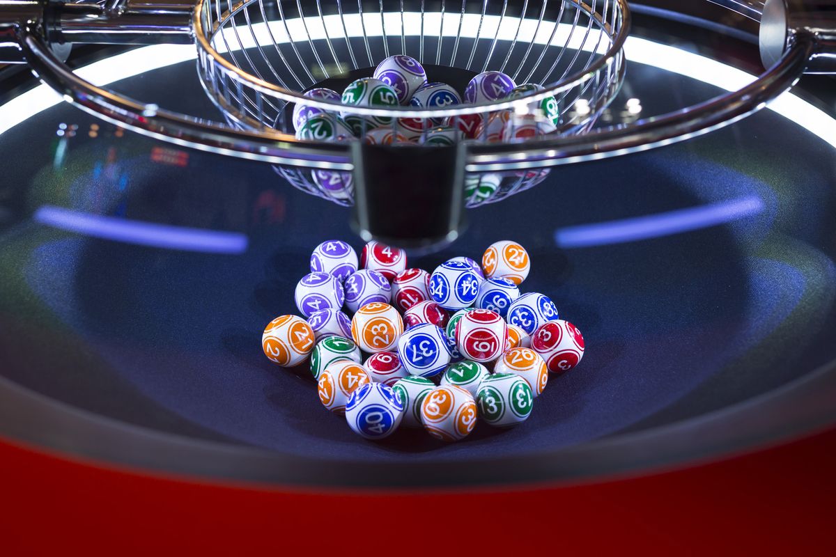Colourful,Lottery,Balls,In,A,Rotating,Bingo,Machine. Colourful lottery balls in a rotating bingo machine. szerencsejáték,