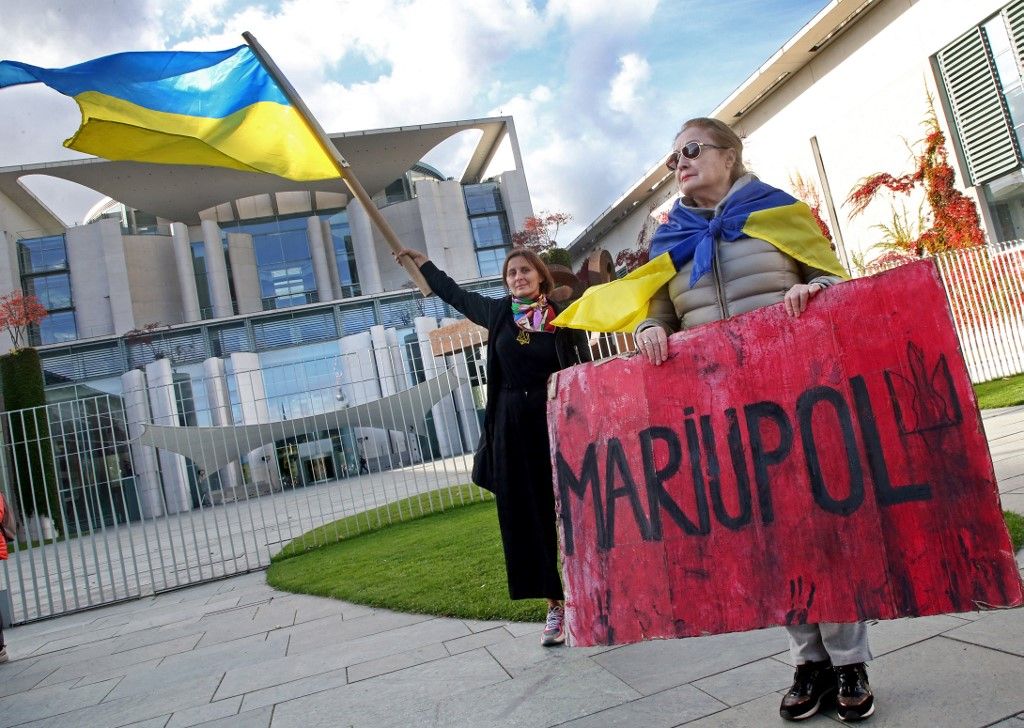 Demonstration in front of the Federal Chancellery against Ukraine war