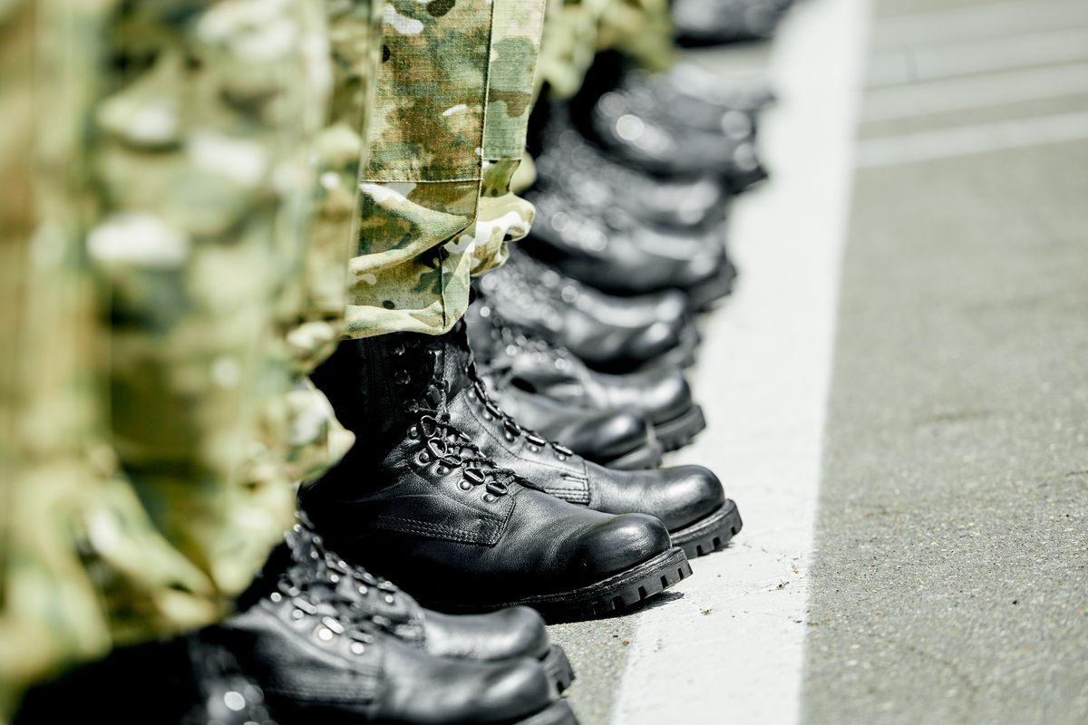 one step ahead, legs in a row, military army boots in row sorozás, behív, behívás, orosz, ukrán, bakancs, katona, baka,
