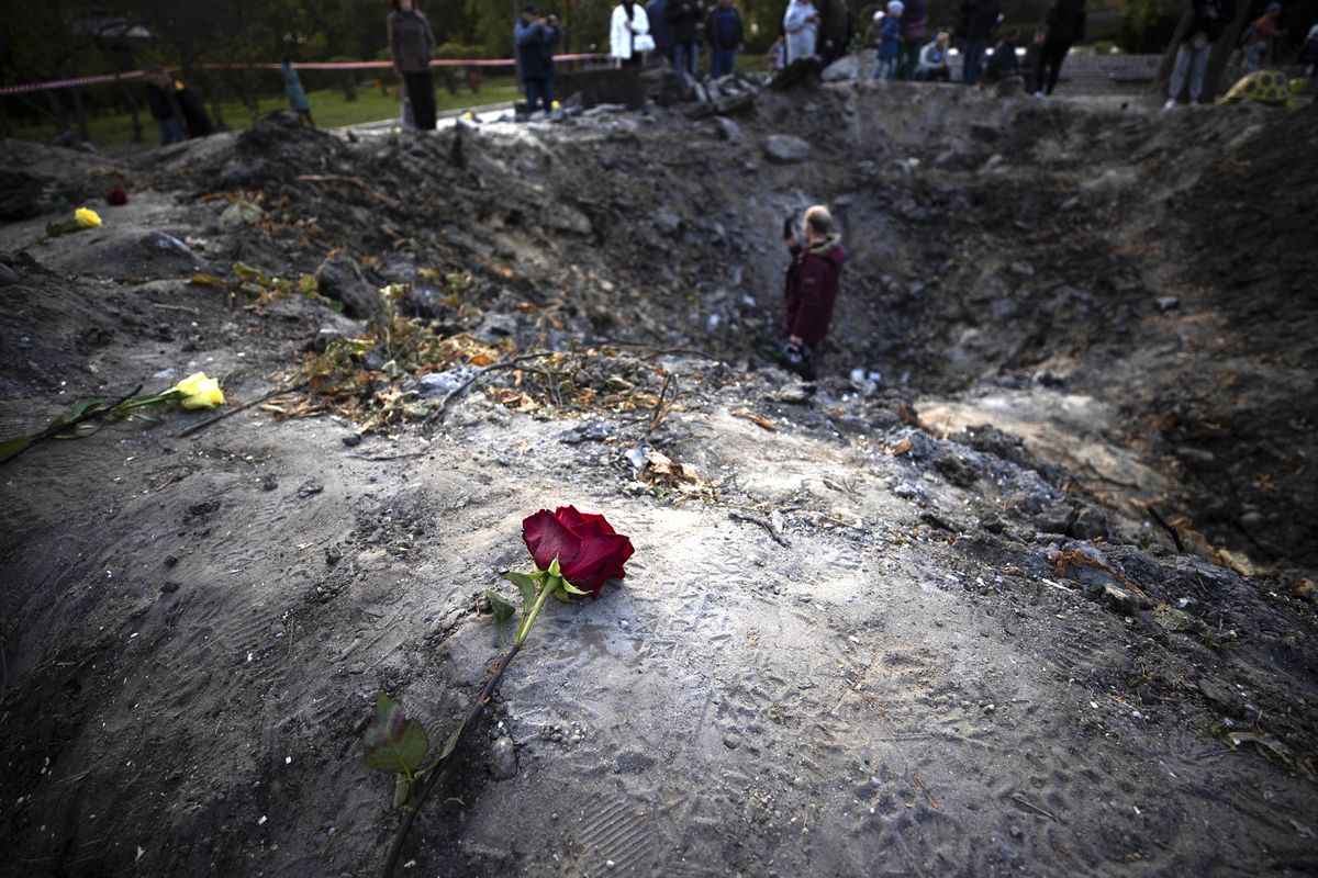 Ukrainians lay flowers on attack site in Kyiv, KYIV, UKRAINE - OCTOBER 12: Ukrainians lay flowers at the attack site in memory of those killed and injured during the Russian missile strikes on the Taras Shevchenko Park in Kyiv, Ukraine on October 12, 2022. Metin Aktas / Anadolu Agency (Photo by Metin Aktas / ANADOLU AGENCY / Anadolu Agency via AFP) Ukrainians lay flowers on attack site in Kyiv