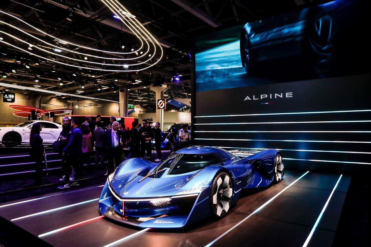 Párizs, 2022. október 17.
Az Alpine francia jármûgyártó standja a Párizsi Autószalon nyitónapján, 2022. október 17-én.
MTI/EPA/Teresa Suarez