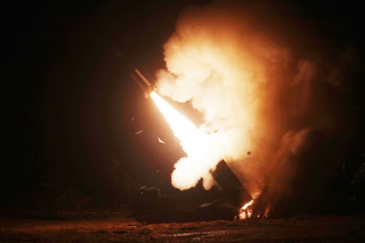 South Korea And US Hold Joint Live-fire Exercise, UNSPECIFIED, SOUTH KOREA - OCTOBER 05: In this handout image released by the South Korean Defense Ministry, an Army Tactical Missile System (ATACMS) is fired during a joint training between the United States and South Korea, on October 05, 2022 at an undisclosed location. The South Korean and U.S. militaries fired a volley of missiles into the sea in response to North Korea firing a ballistic missile over Japan. (Photo by South Korean Defense Ministry via Getty Images) Dél-Korea