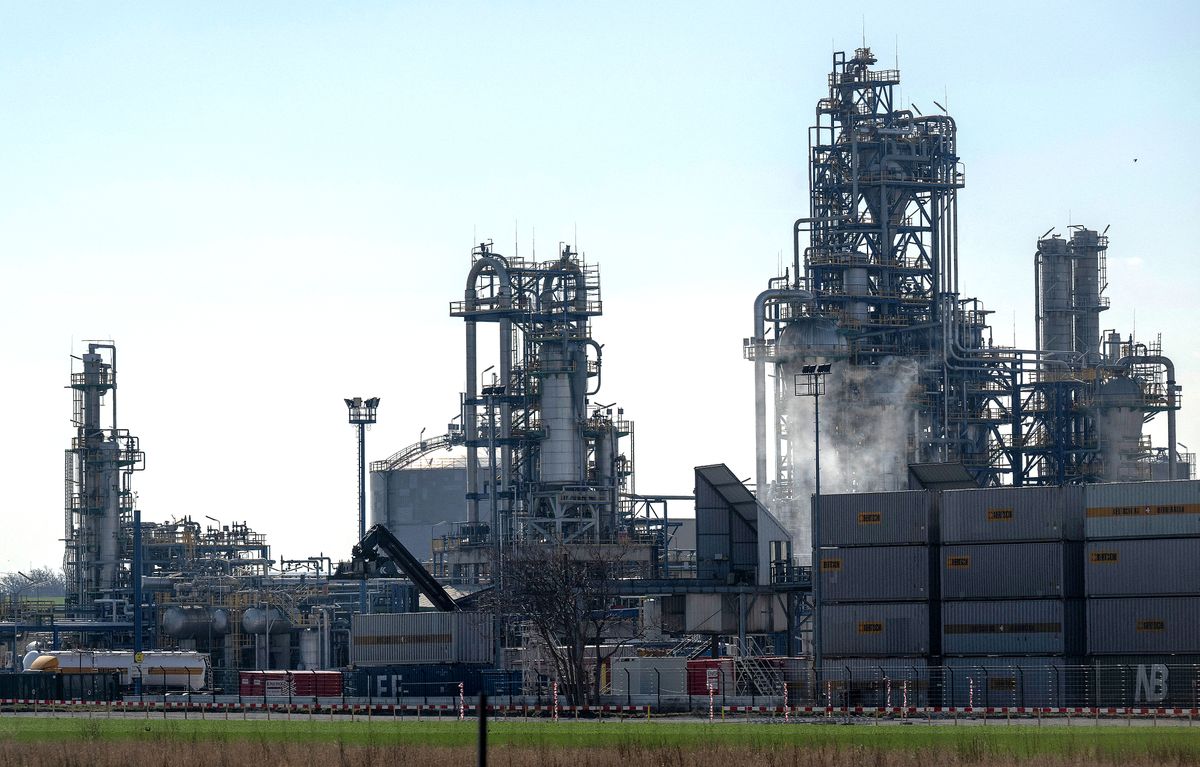 Picture taken on March 27, 2022 shows a general view of the largest Austrian refinery OMV at Schwechat near Vienna, Austria. - The Schwechat refinery is among Europe’s largest inland refineries for mineral oil products. (Photo by JOE KLAMAR / AFP) AUSTRIA-OMV-MINERAL-OIL-REFINERY