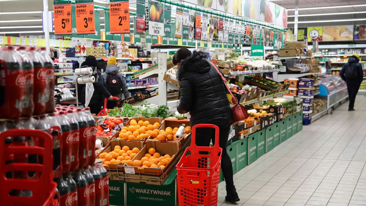 Daily Life And Economy In Poland Near The Ukrainian-Polish Border, A customer during shopping at the supermarket near the Ukrainian-Polish border in Medyka, Poland on March 4, 2022. (Photo by Jakub Porzycki/NurPhoto) (Photo by Jakub Porzycki / NurPhoto / NurPhoto via AFP)